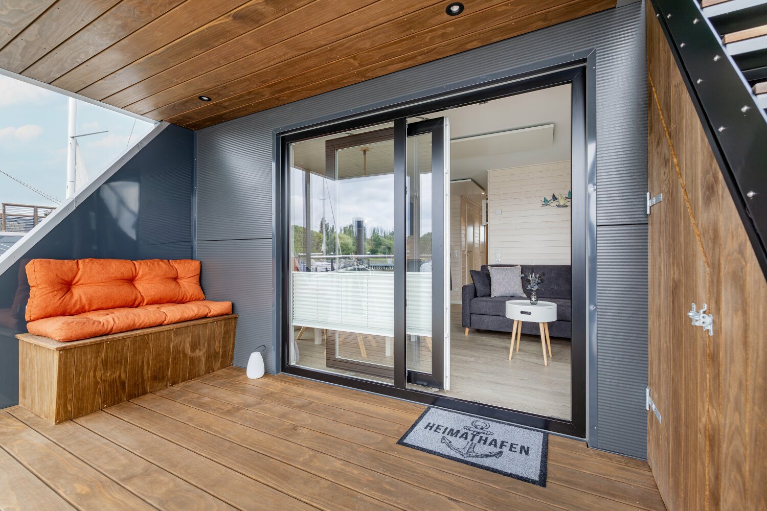 Modernes Hausboot MeerZeit an der Ostsee