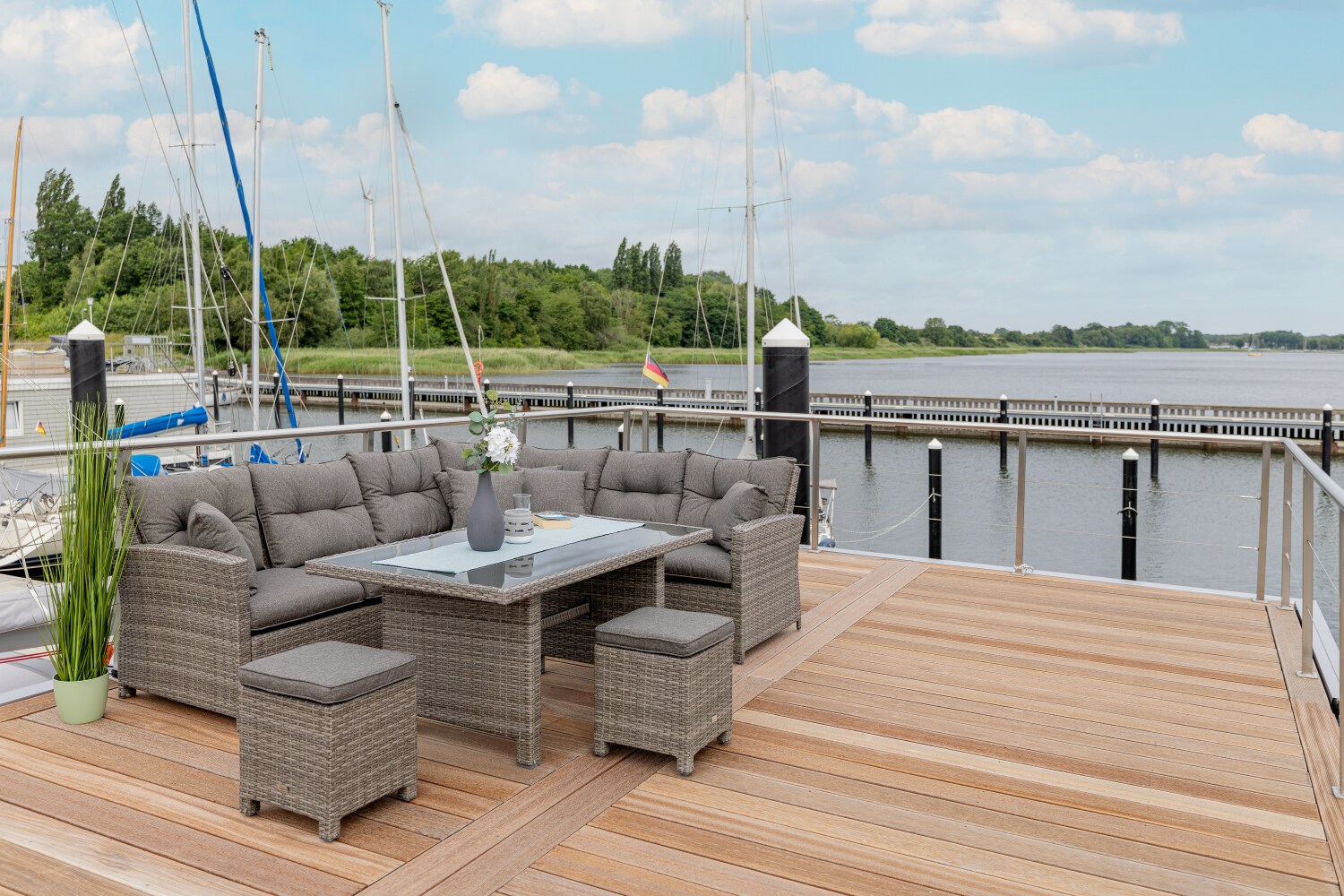 Modernes Hausboot MeerZeit an der Ostsee