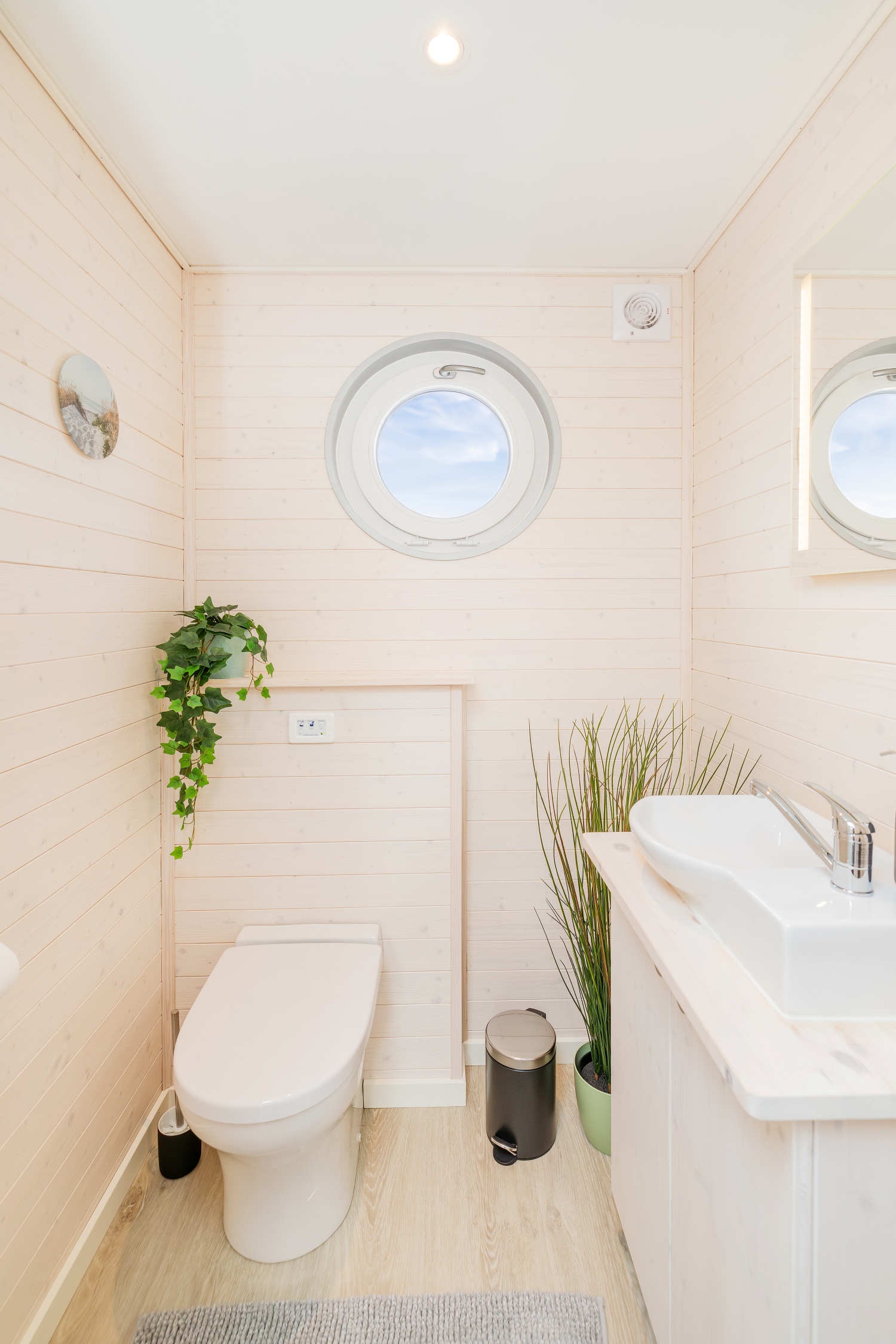 Modernes Hausboot MeerZeit an der Ostsee