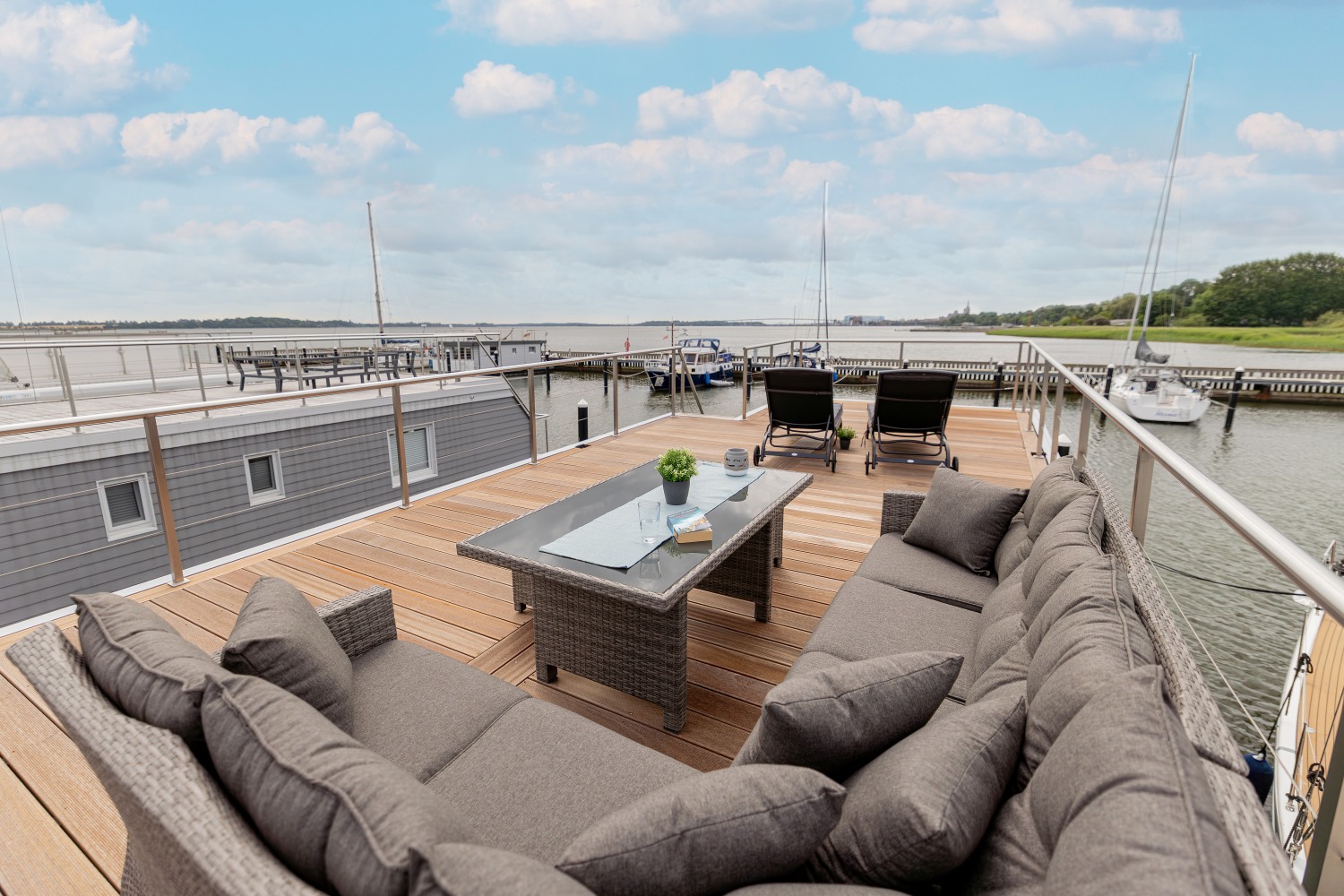 Modernes Hausboot MeerZeit an der Ostsee
