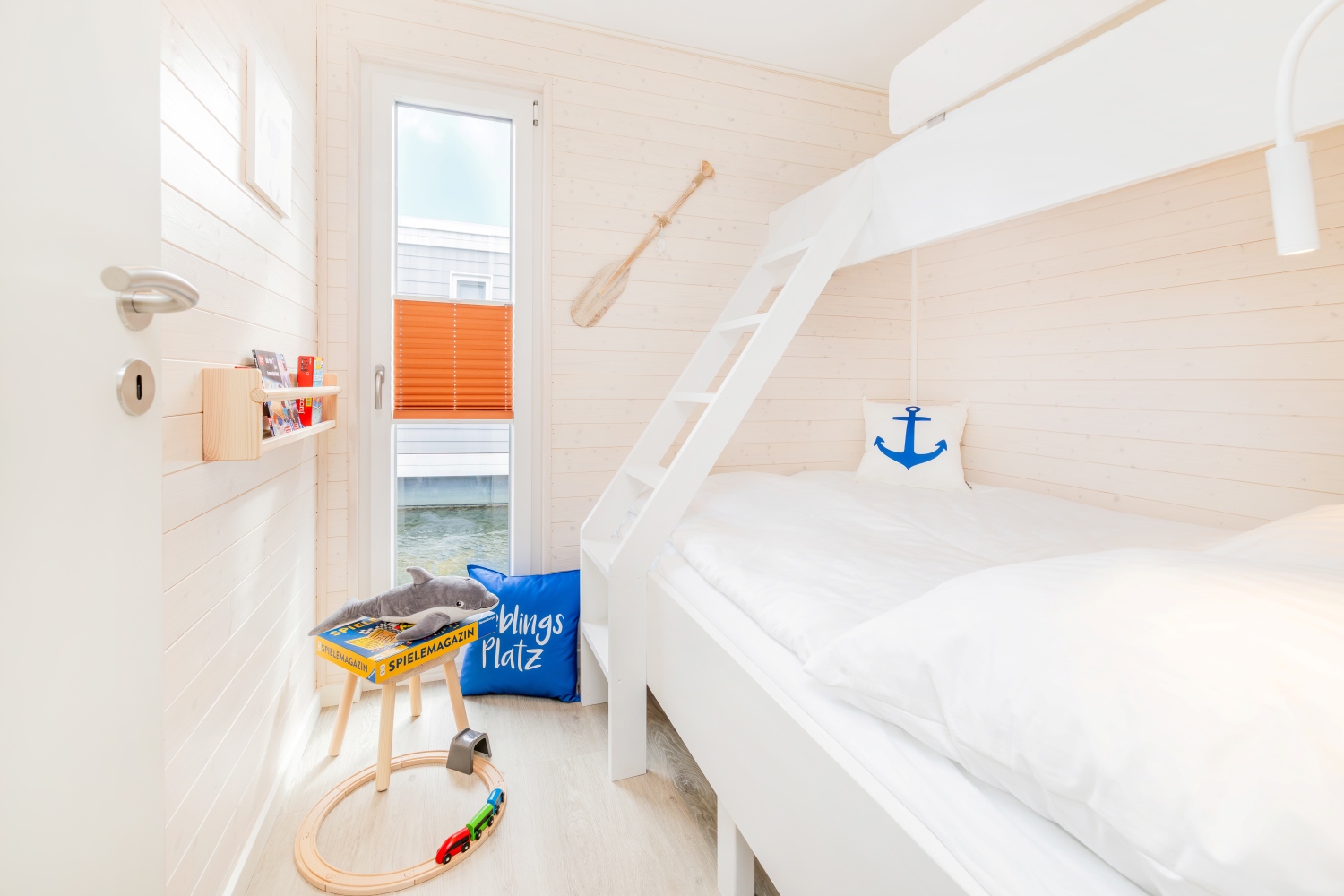 Modernes Hausboot MeerZeit an der Ostsee