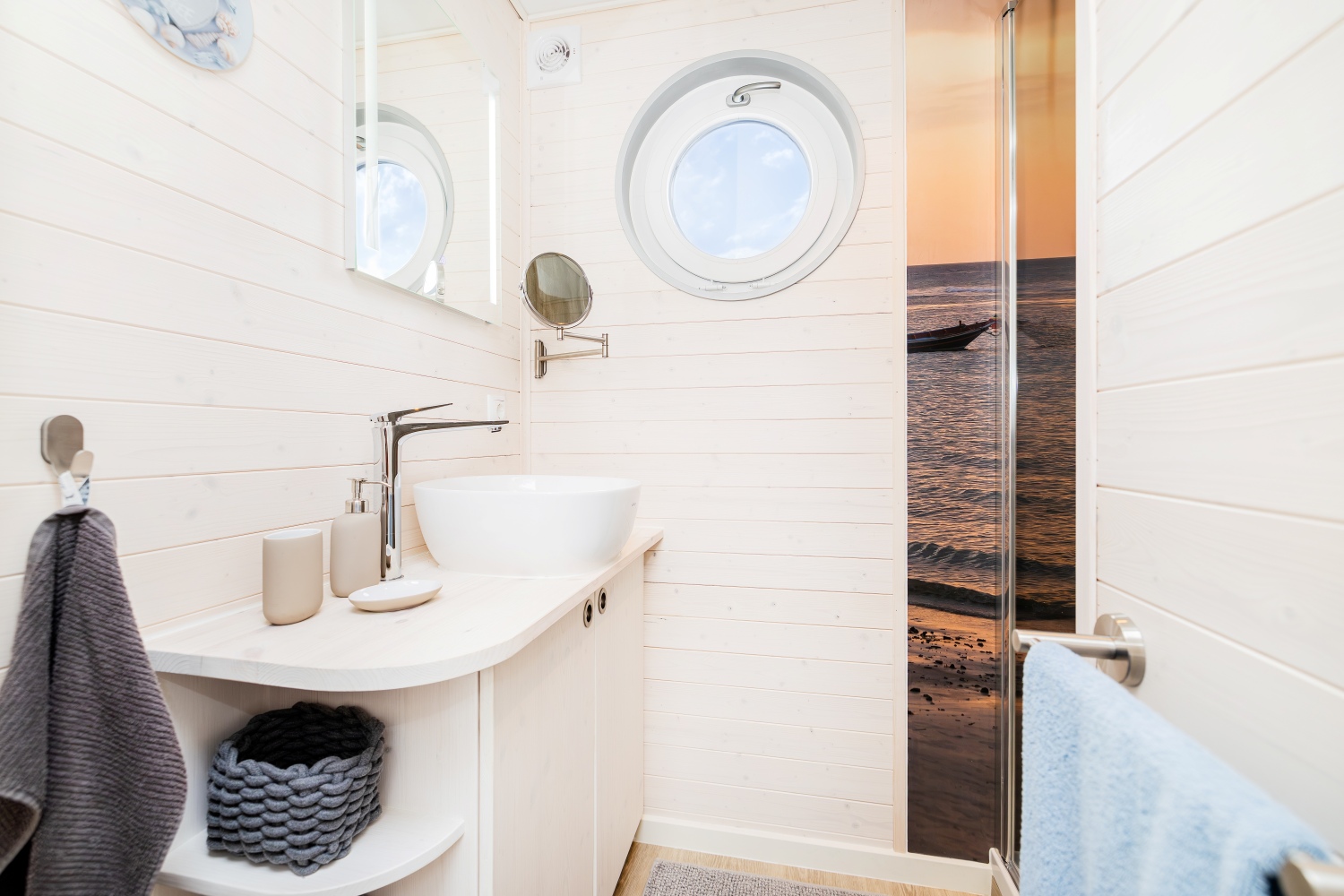 Modernes Hausboot MeerZeit an der Ostsee
