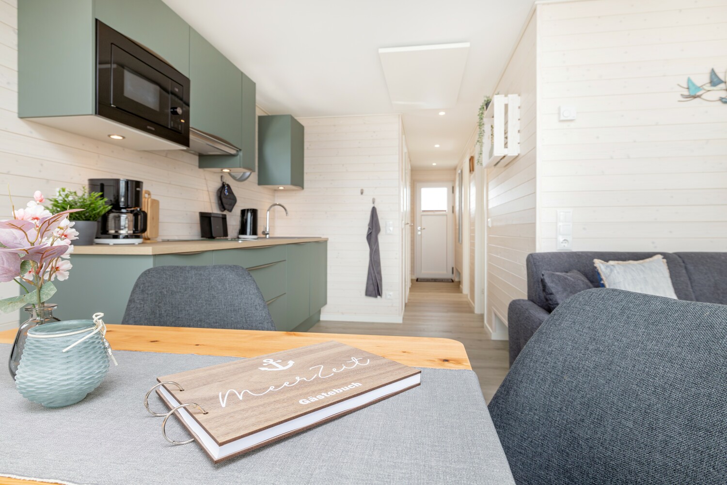Modernes Hausboot MeerZeit an der Ostsee