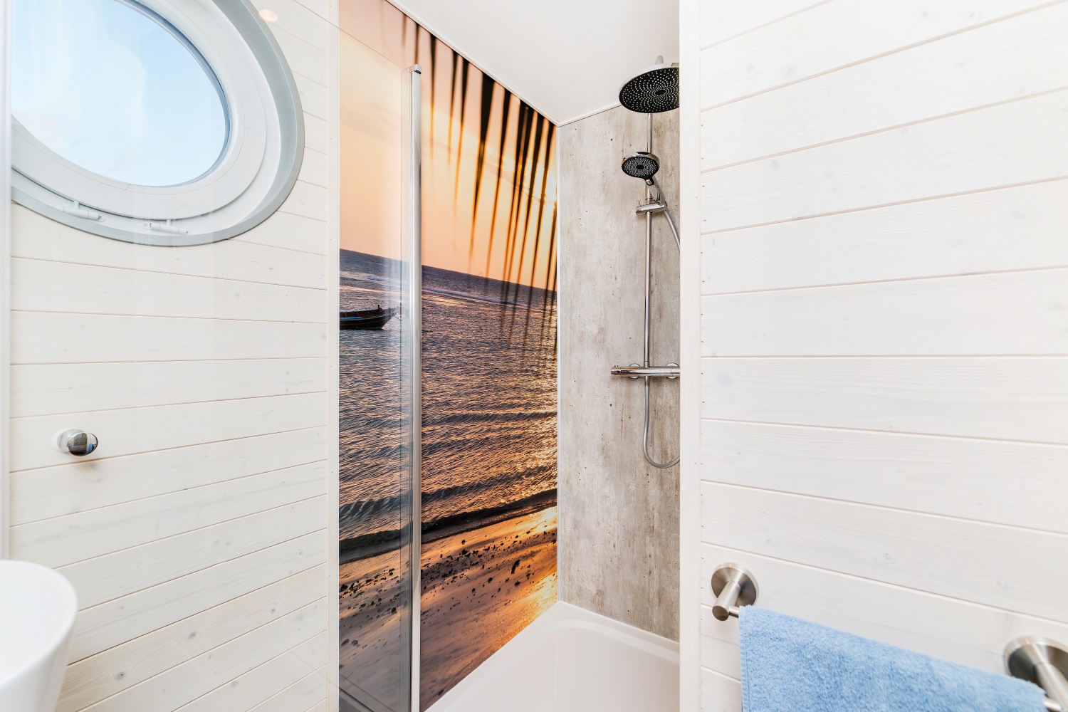 Modernes Hausboot MeerZeit an der Ostsee