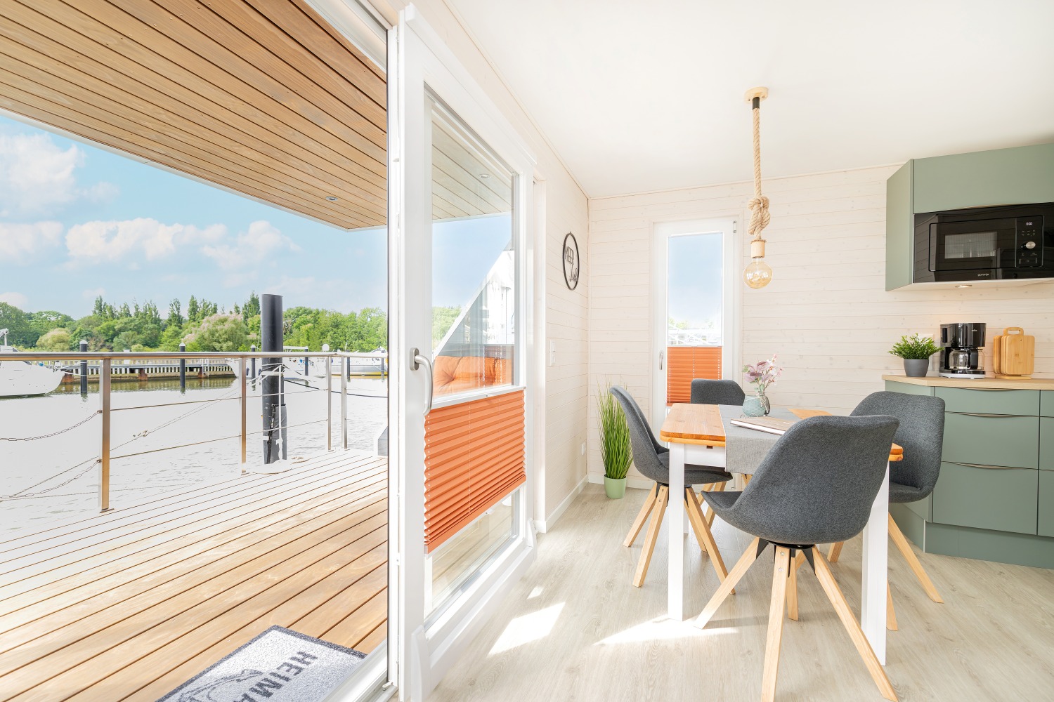 Modernes Hausboot MeerZeit an der Ostsee