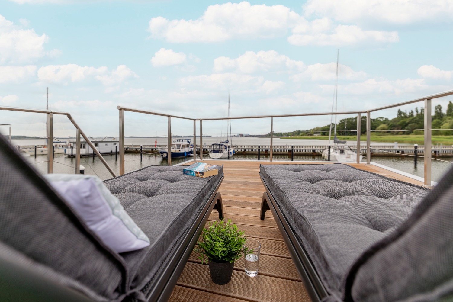 Modernes Hausboot MeerZeit an der Ostsee