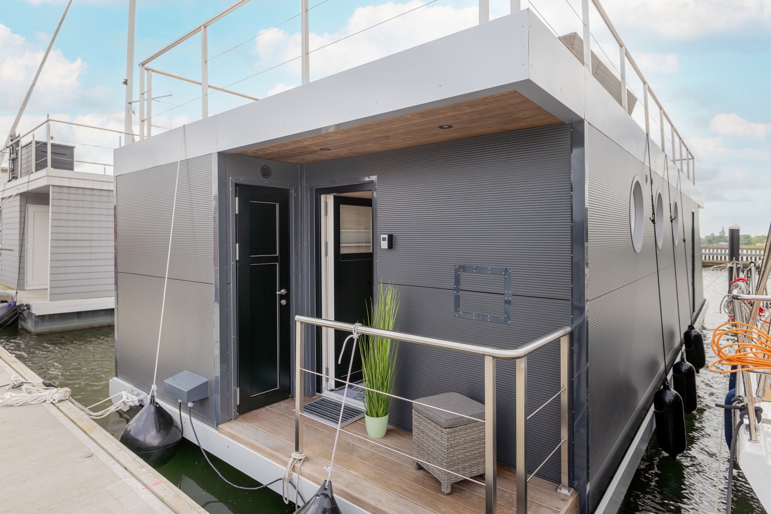 Modernes Hausboot MeerZeit an der Ostsee